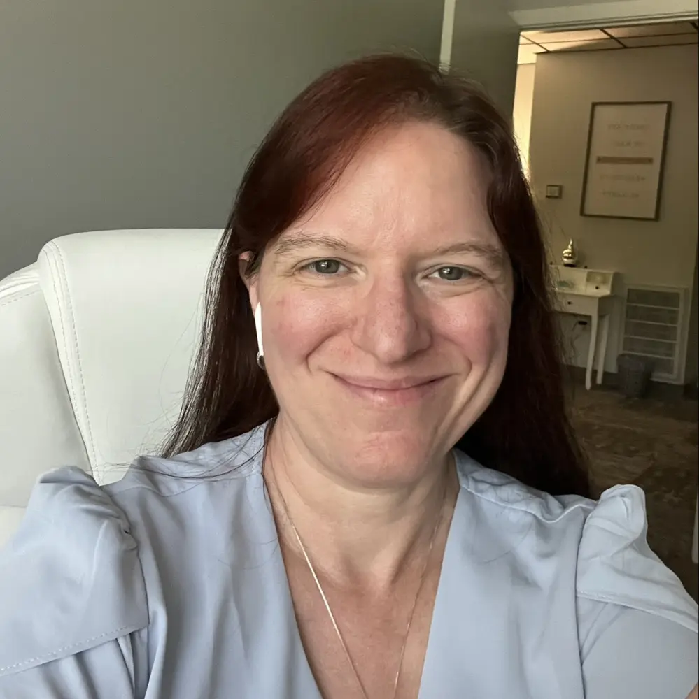 Jennifer Lynn Book Worm 🧫 profile pic