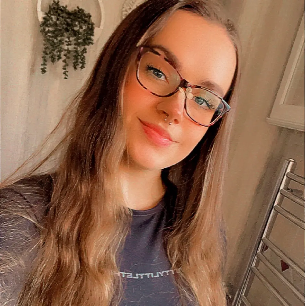 Sasha’s book nook profile pic