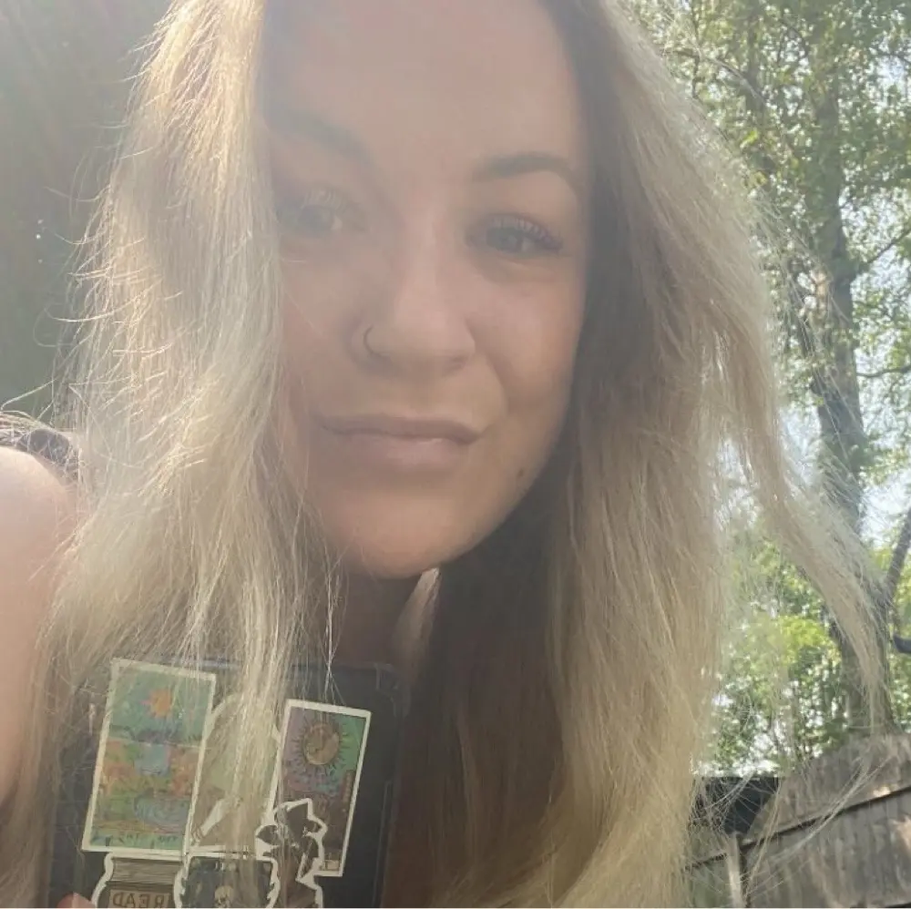 Izzy ✨🫶🏻📚🍂 profile pic