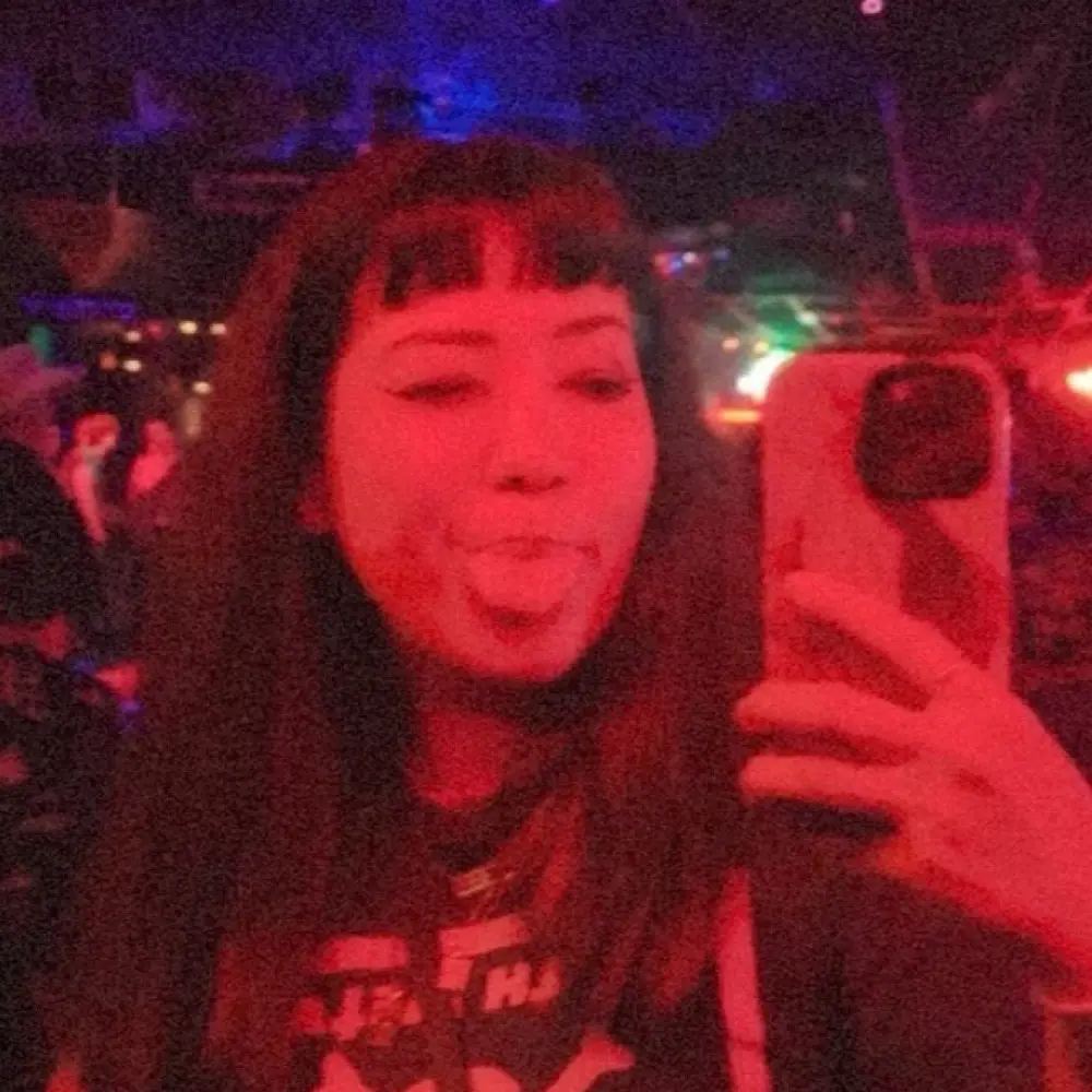 michelle (travelingbooknerds) profile pic