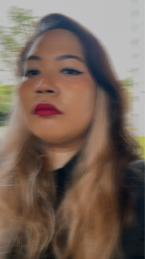 shereadsbecause profile pic