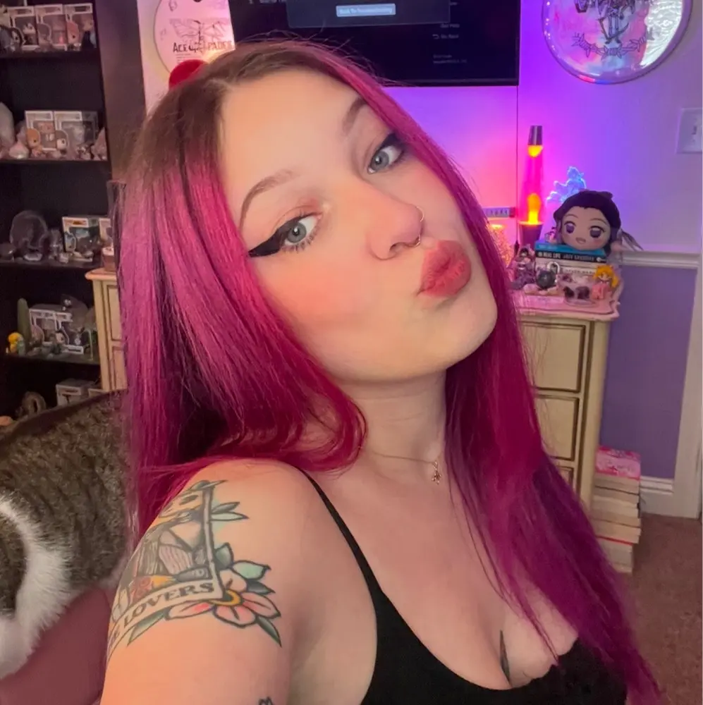 chloë 🌙 profile pic