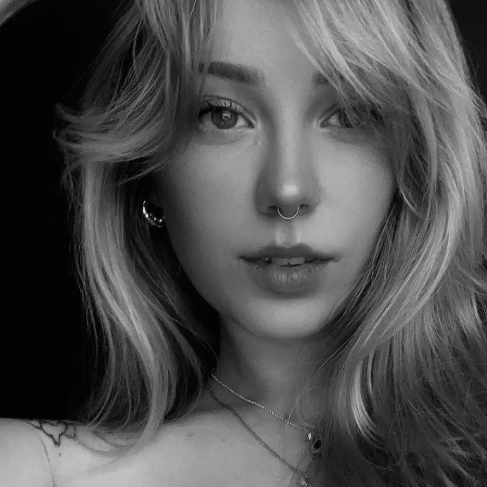 Laura🐉 profile pic