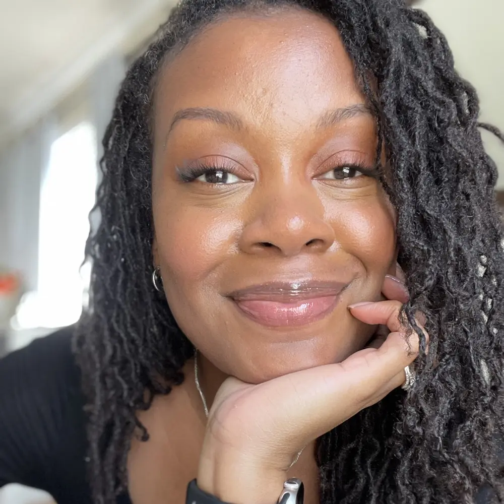 Eryn Reads Everything avatar