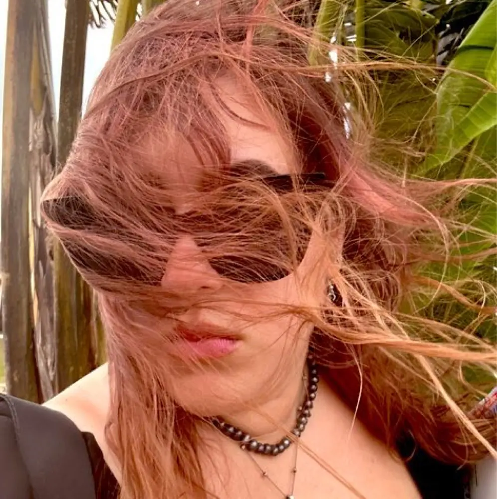 sunny (is well read) profile pic