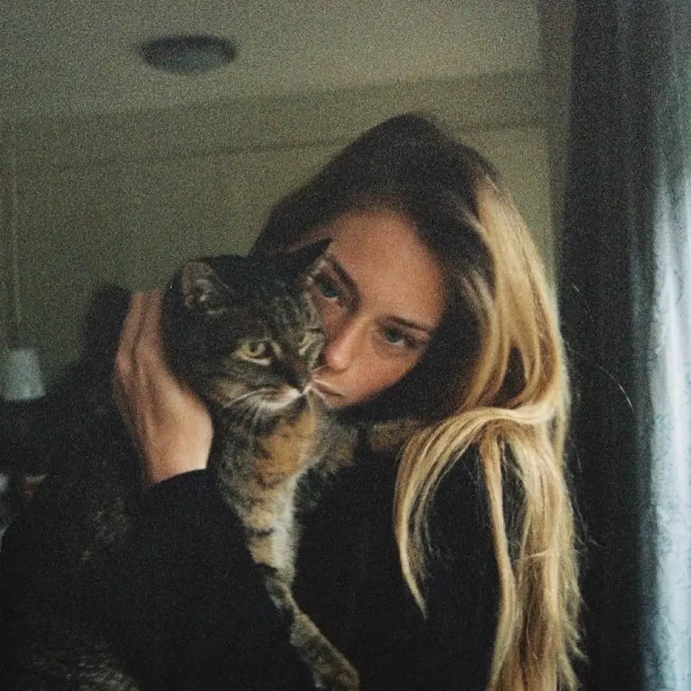 alena ，𖤓 profile pic