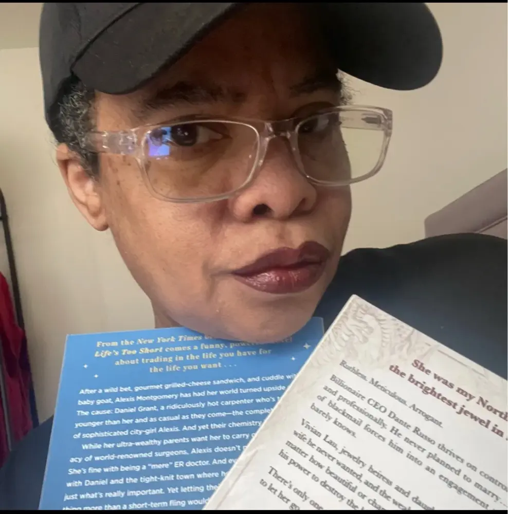 Mo loves Books profile pic